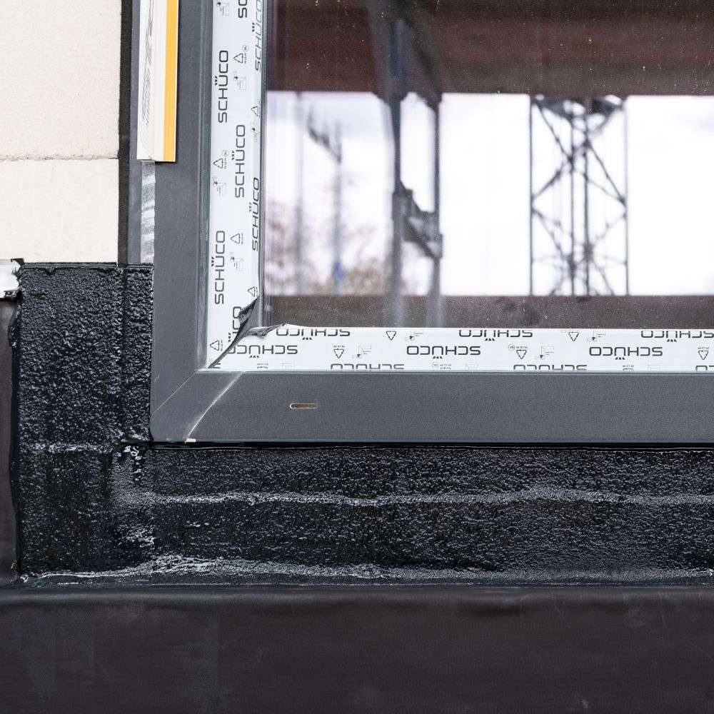 Fensteranschluss mit schwarzem Flüssigkunststoff